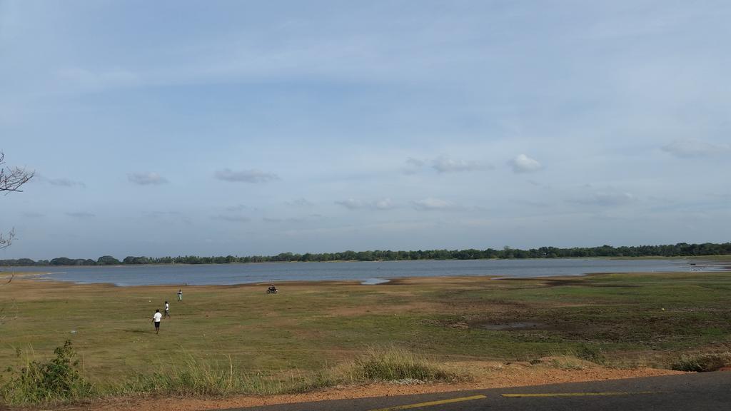 Lake House Homestay Anuradhapura Zewnętrze zdjęcie